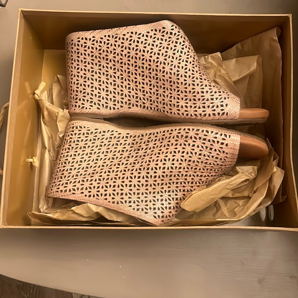 Rose gold Kenneth Cole platform wedge Sandals.